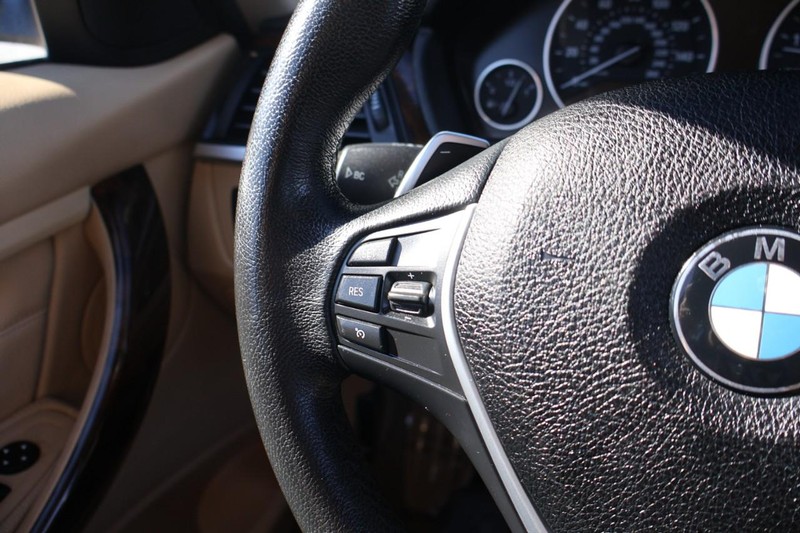 BMW 3 Series Vehicle Full-screen Gallery Image 28