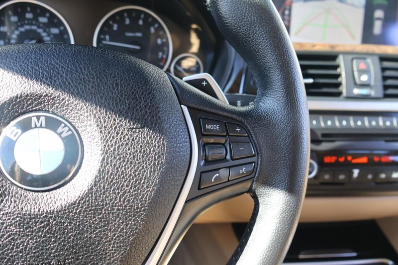 BMW 3 Series Vehicle Full-screen Gallery Image 29