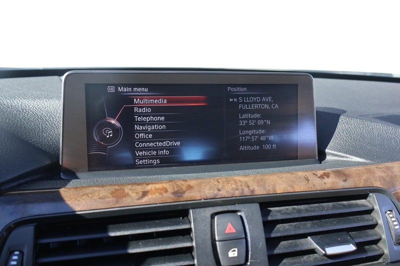 BMW 3 Series Vehicle Full-screen Gallery Image 31