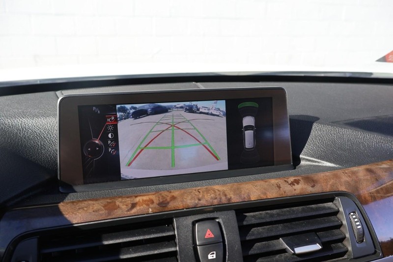 BMW 3 Series Vehicle Full-screen Gallery Image 32