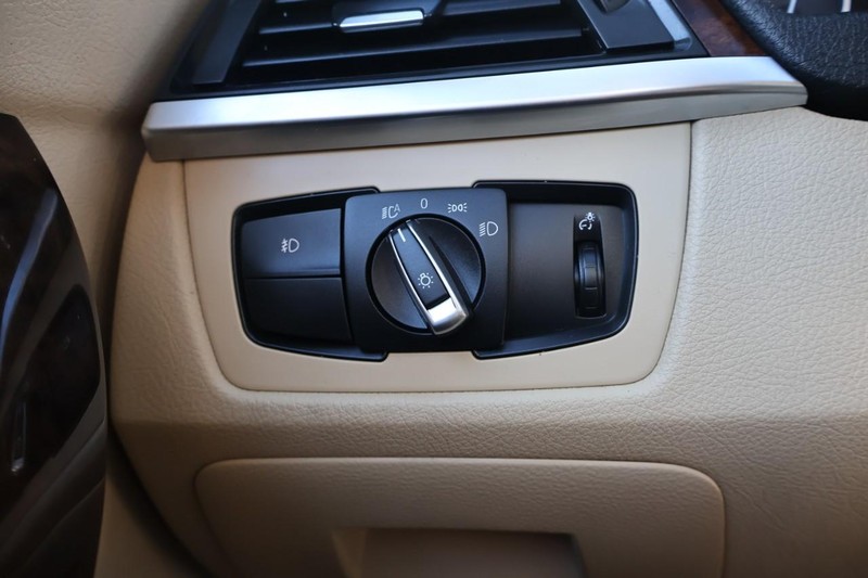 BMW 3 Series Vehicle Full-screen Gallery Image 34