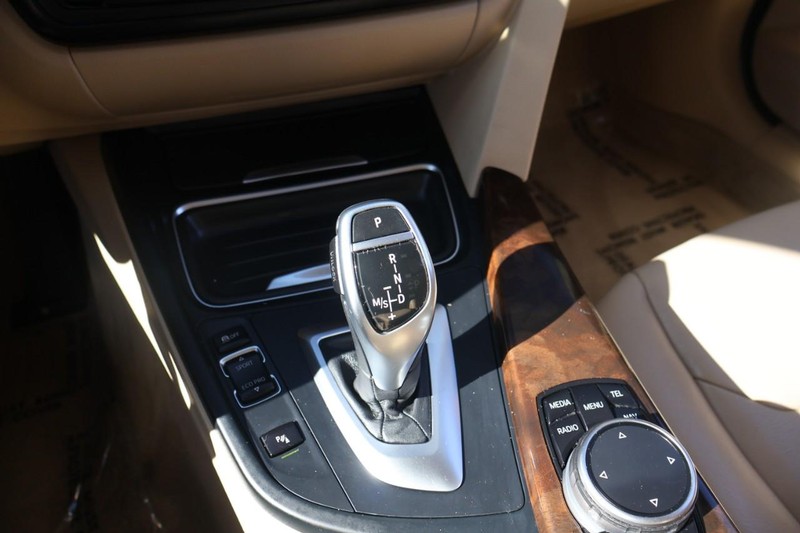 BMW 3 Series Vehicle Full-screen Gallery Image 35