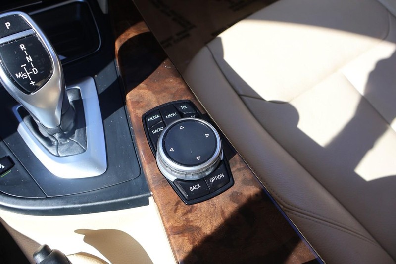 BMW 3 Series Vehicle Full-screen Gallery Image 36