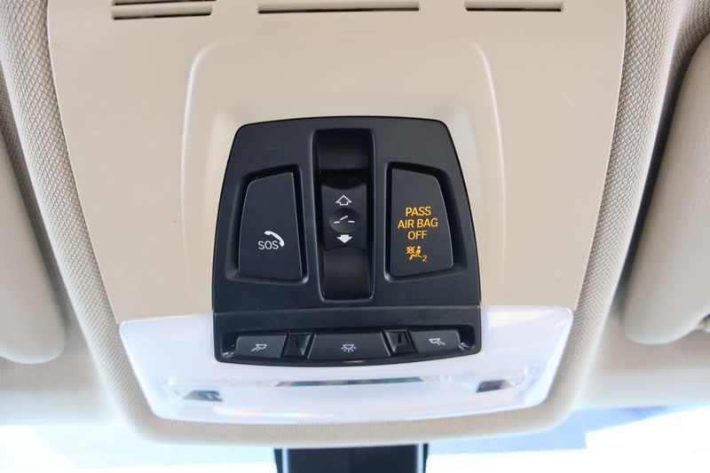 BMW 3 Series Vehicle Full-screen Gallery Image 37