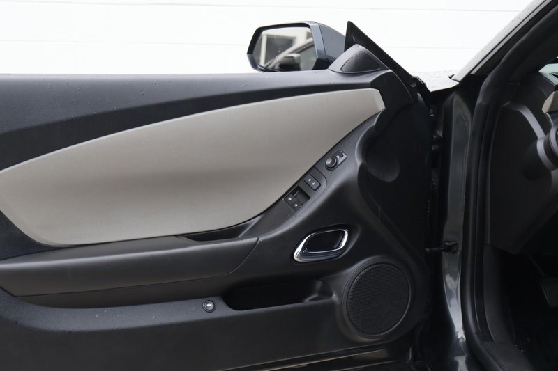 Chevrolet Camaro Vehicle Full-screen Gallery Image 15