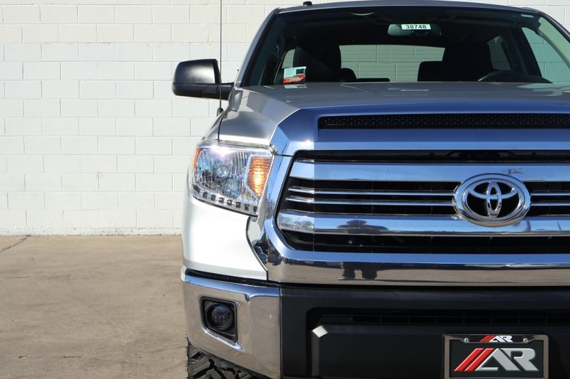 Toyota Tundra 4WD Vehicle Full-screen Gallery Image 03