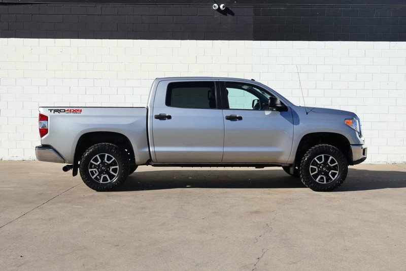Toyota Tundra 4WD Vehicle Full-screen Gallery Image 04