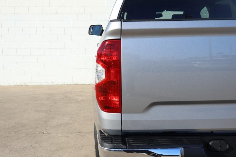 Toyota Tundra 4WD Vehicle Full-screen Gallery Image 07