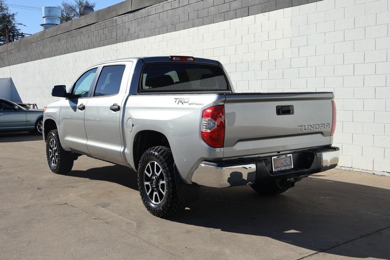 Toyota Tundra 4WD Vehicle Full-screen Gallery Image 09