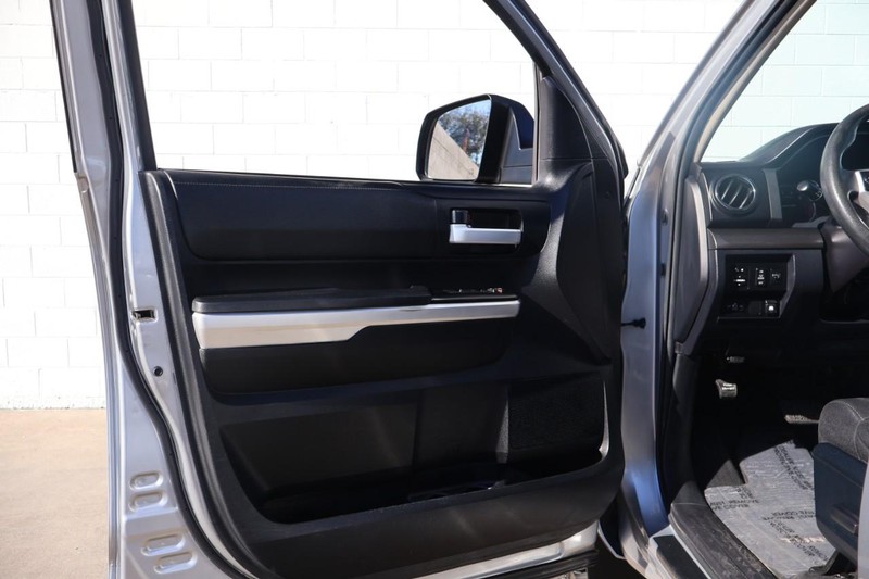 Toyota Tundra 4WD Vehicle Full-screen Gallery Image 14