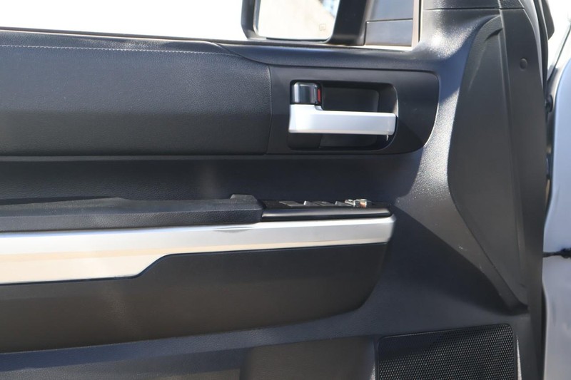 Toyota Tundra 4WD Vehicle Full-screen Gallery Image 15