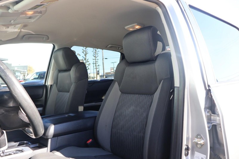 Toyota Tundra 4WD Vehicle Full-screen Gallery Image 17