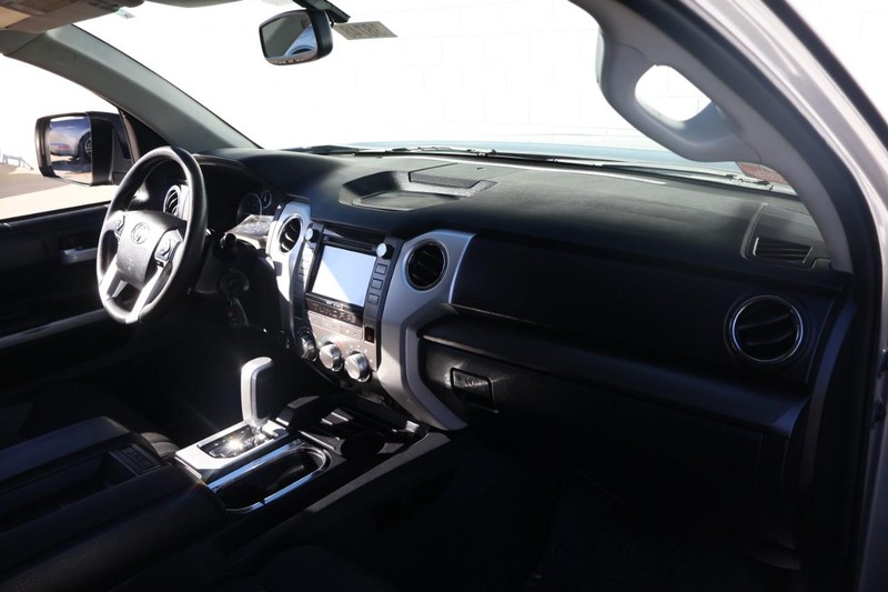Toyota Tundra 4WD Vehicle Full-screen Gallery Image 19