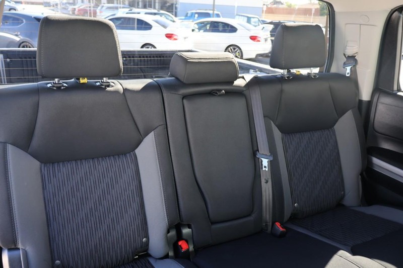 Toyota Tundra 4WD Vehicle Full-screen Gallery Image 21