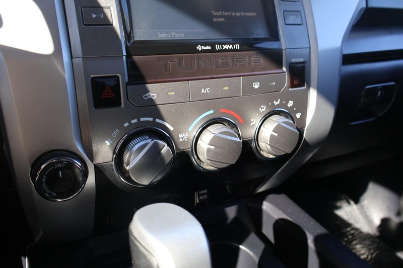 Toyota Tundra 4WD Vehicle Full-screen Gallery Image 32