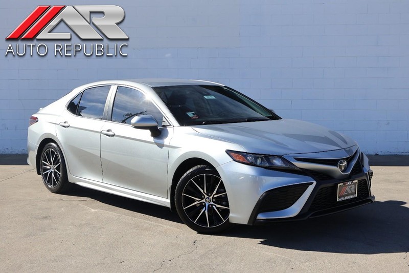 Toyota Camry Vehicle Full-screen Gallery Image 01