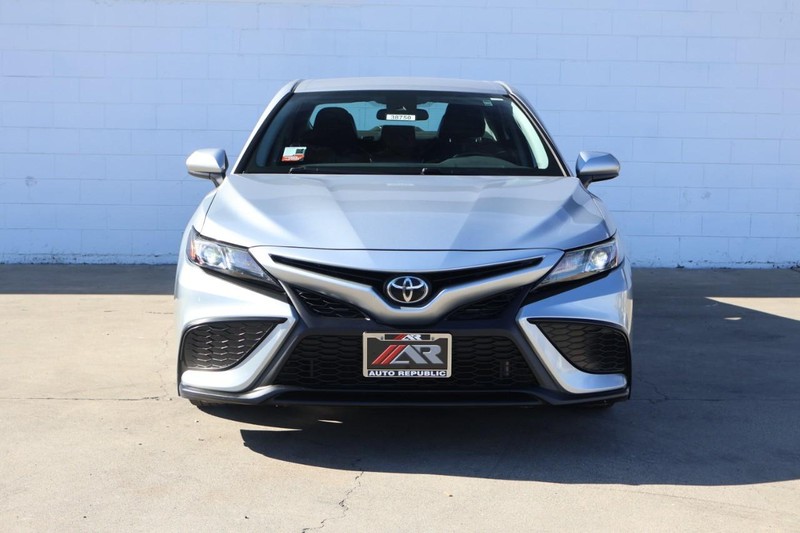 Toyota Camry Vehicle Full-screen Gallery Image 02