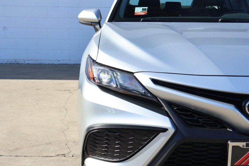 Toyota Camry Vehicle Full-screen Gallery Image 03