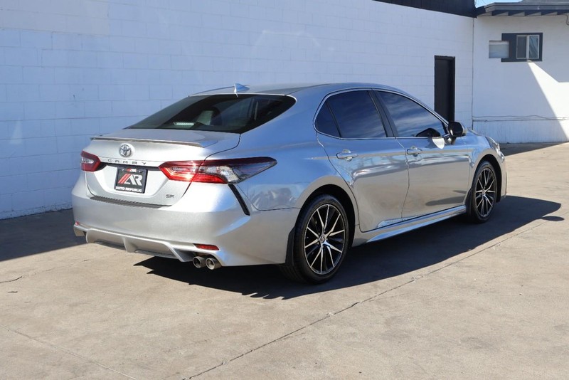 Toyota Camry Vehicle Full-screen Gallery Image 05