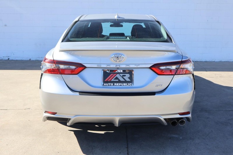 Toyota Camry Vehicle Full-screen Gallery Image 06