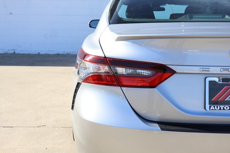 Toyota Camry Vehicle Full-screen Gallery Image 07