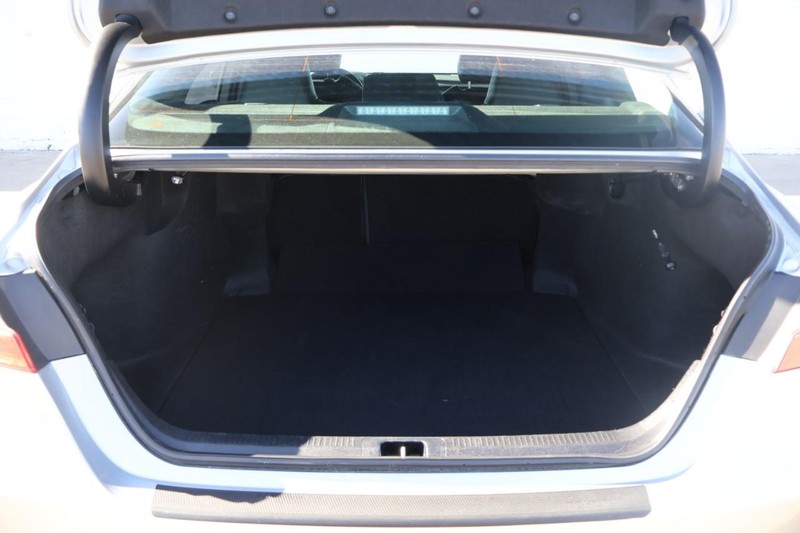 Toyota Camry Vehicle Full-screen Gallery Image 08