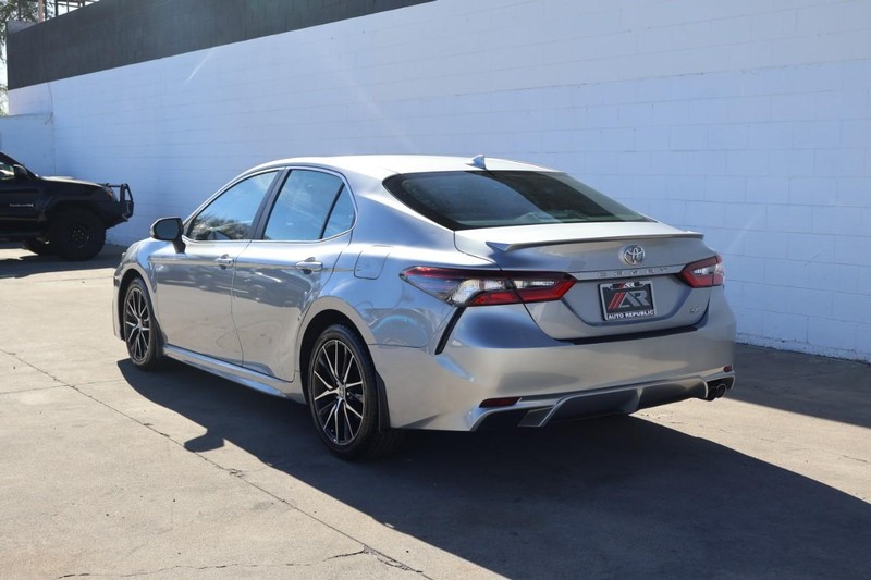 Toyota Camry Vehicle Full-screen Gallery Image 09