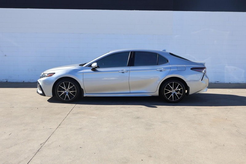 Toyota Camry Vehicle Full-screen Gallery Image 10