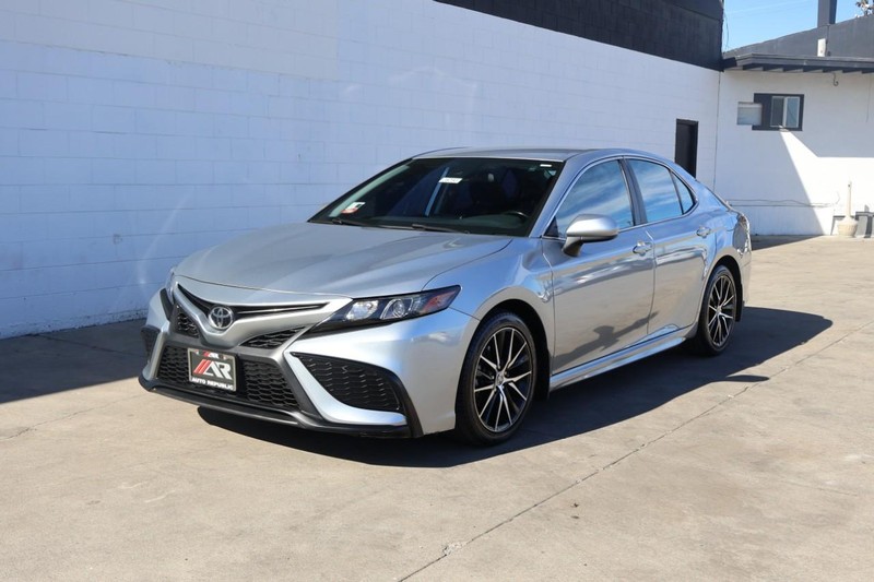 Toyota Camry Vehicle Full-screen Gallery Image 11