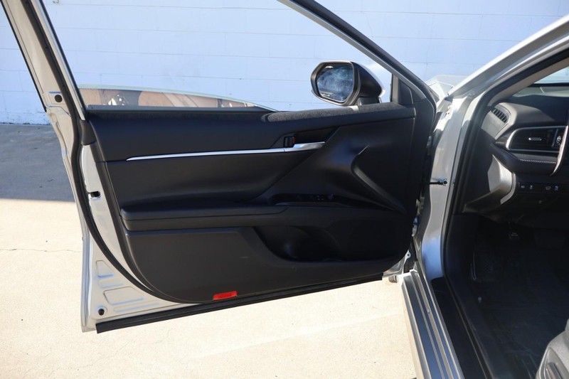 Toyota Camry Vehicle Full-screen Gallery Image 14