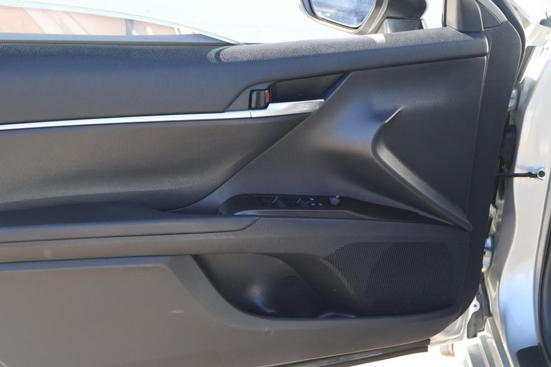 Toyota Camry Vehicle Full-screen Gallery Image 15