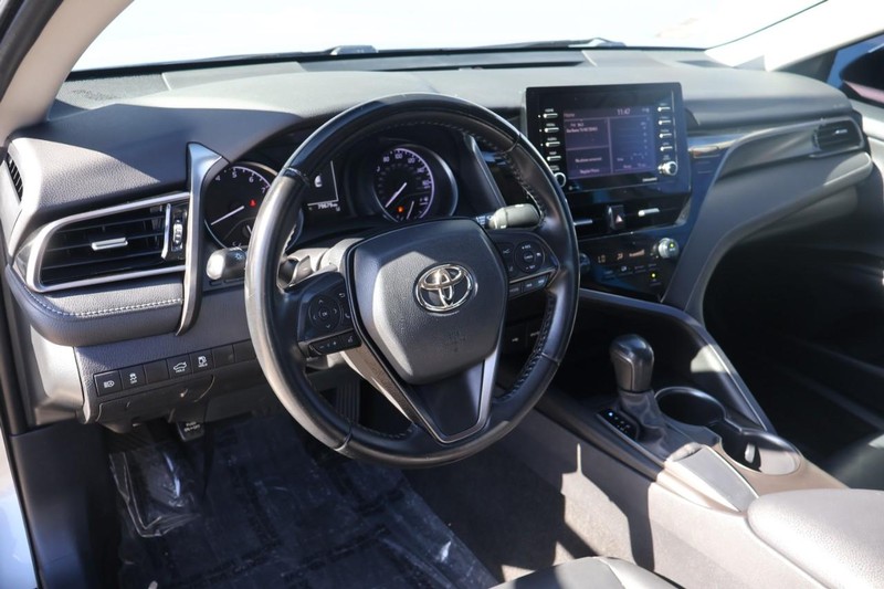Toyota Camry Vehicle Full-screen Gallery Image 16