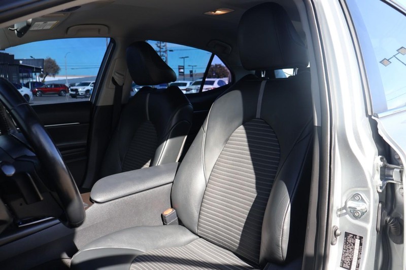 Toyota Camry Vehicle Full-screen Gallery Image 17