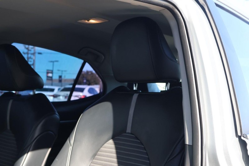 Toyota Camry Vehicle Full-screen Gallery Image 18