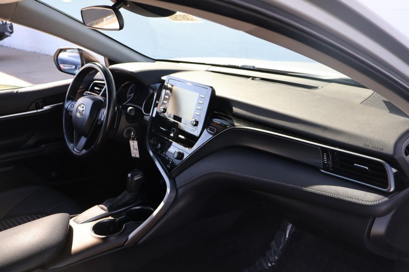 Toyota Camry Vehicle Full-screen Gallery Image 19