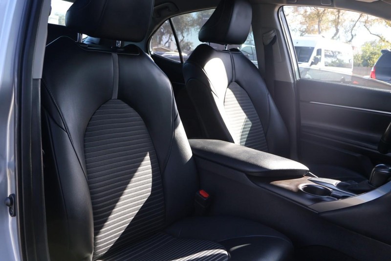 Toyota Camry Vehicle Full-screen Gallery Image 20