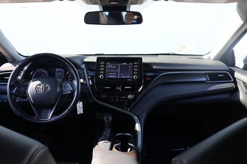 Toyota Camry Vehicle Full-screen Gallery Image 22