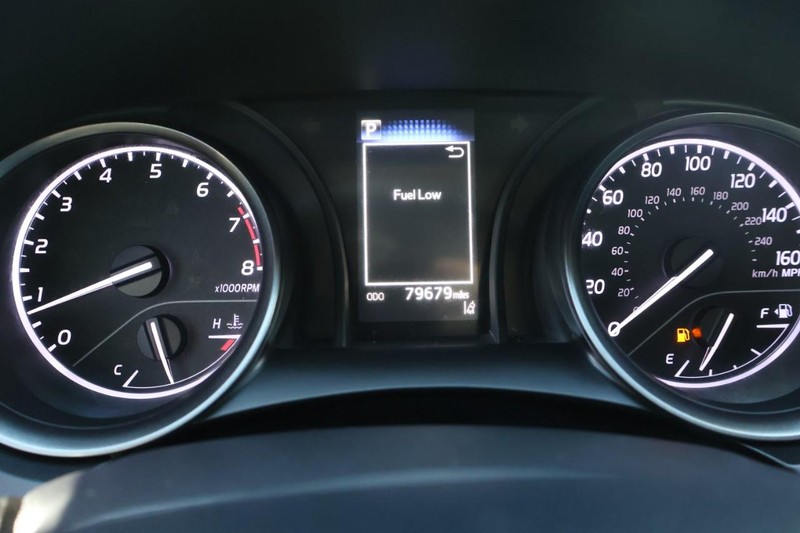 Toyota Camry Vehicle Full-screen Gallery Image 23