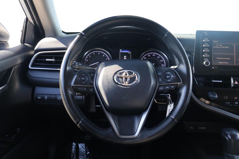 Toyota Camry Vehicle Full-screen Gallery Image 24