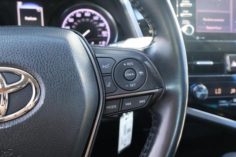 Toyota Camry Vehicle Full-screen Gallery Image 26