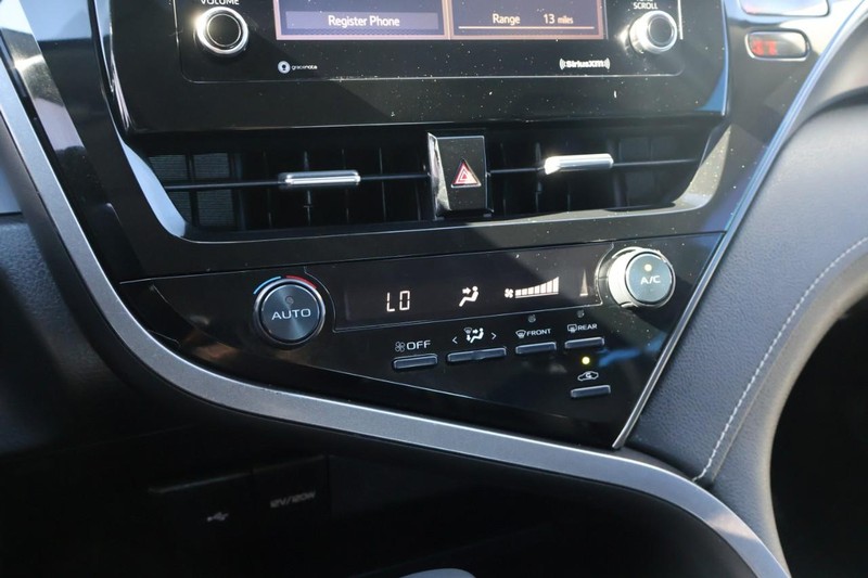 Toyota Camry Vehicle Full-screen Gallery Image 30