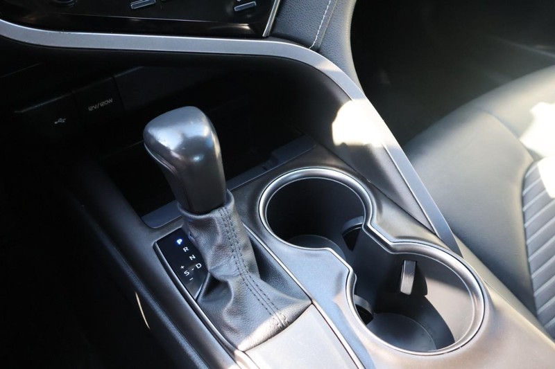 Toyota Camry Vehicle Full-screen Gallery Image 31