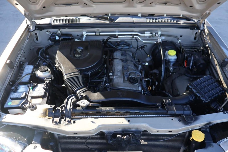 Nissan Frontier 2WD Vehicle Full-screen Gallery Image 12