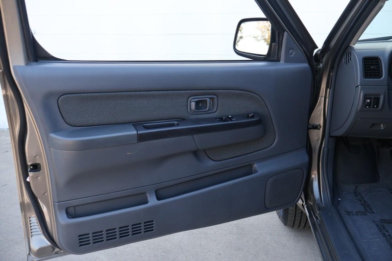 Nissan Frontier 2WD Vehicle Full-screen Gallery Image 14