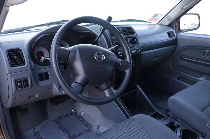 Nissan Frontier 2WD Vehicle Full-screen Gallery Image 15