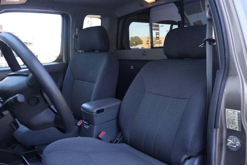 Nissan Frontier 2WD Vehicle Full-screen Gallery Image 17