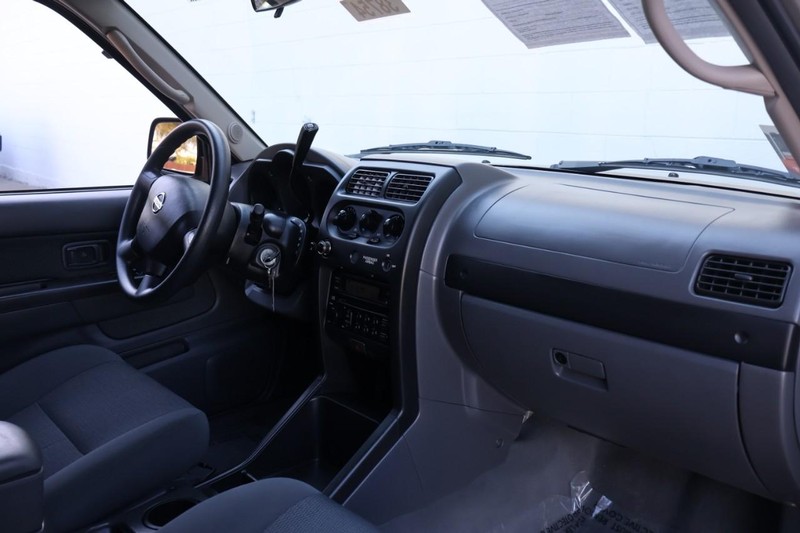 Nissan Frontier 2WD Vehicle Full-screen Gallery Image 19