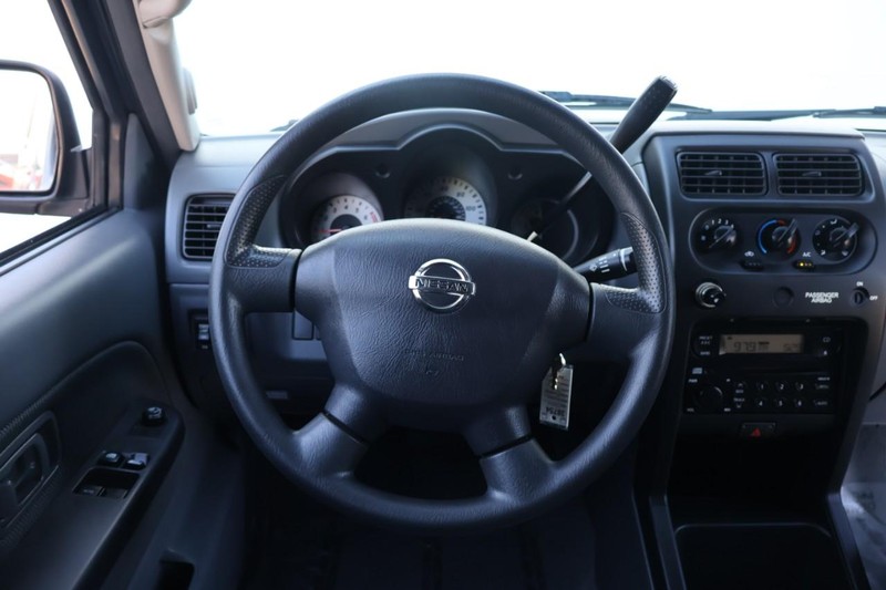 Nissan Frontier 2WD Vehicle Full-screen Gallery Image 24