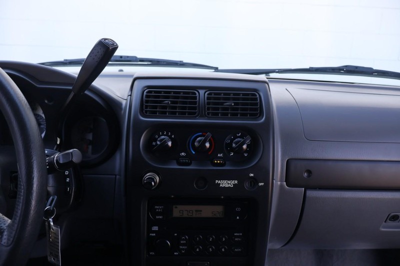 Nissan Frontier 2WD Vehicle Full-screen Gallery Image 25