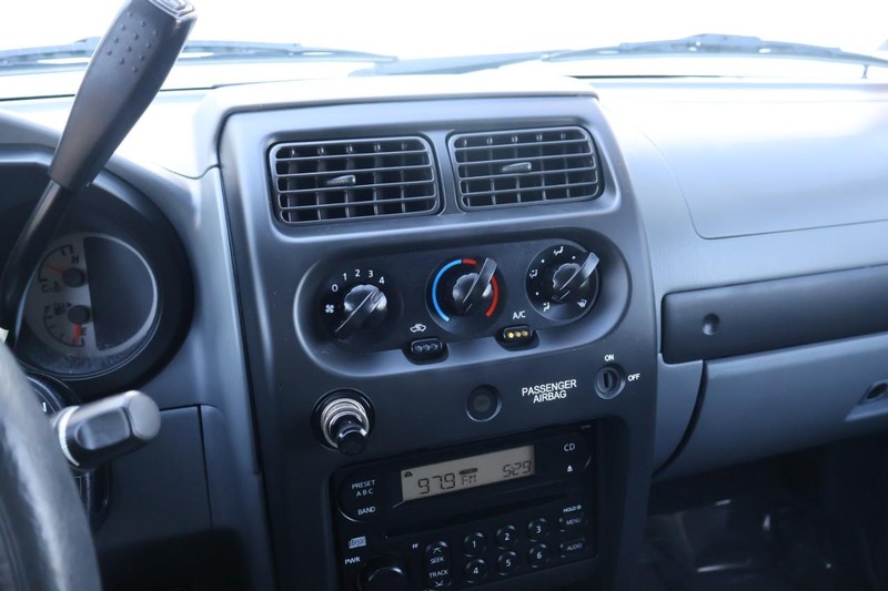 Nissan Frontier 2WD Vehicle Full-screen Gallery Image 26